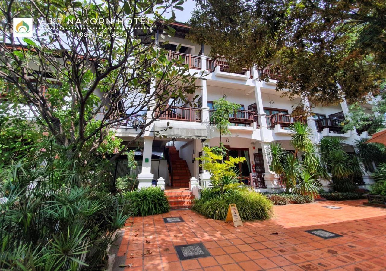 Vijit Nakorn Hotel Sisaket Esterno foto
